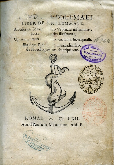 Copertina  Claudii Ptolomaei Liber de analemmate, a Federico Commandino Vrbinate instauratus & commentariis illustratus, qui nunc primum eius opera e tenebris in lucem prodit. Eiusdem Federici Commandini liber De horologiorum descriptione